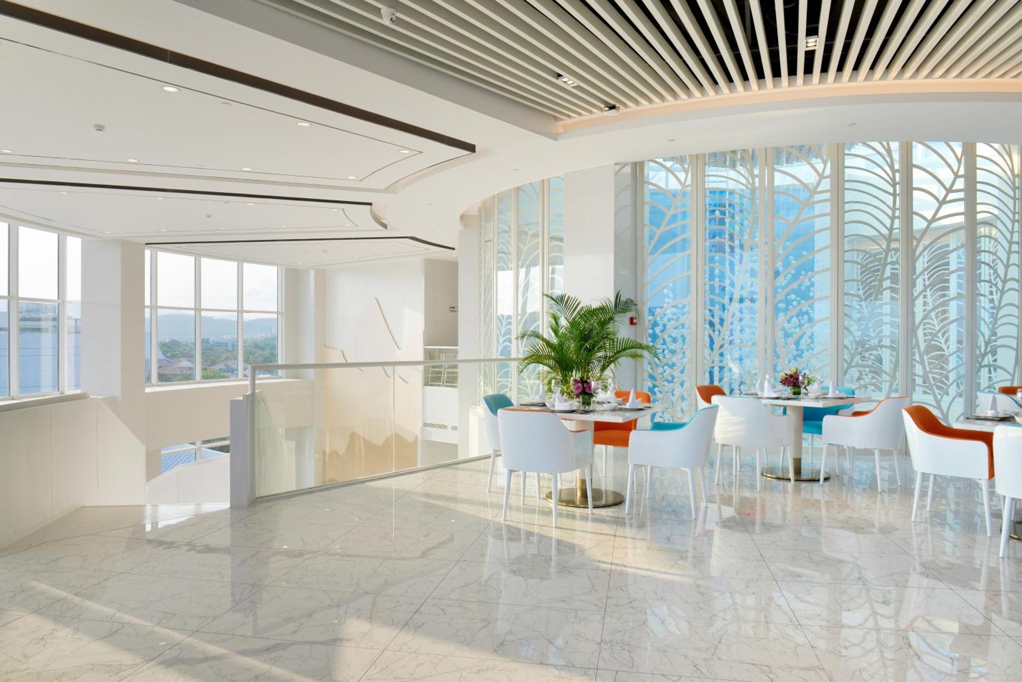 Palace Yalong Bay 5*